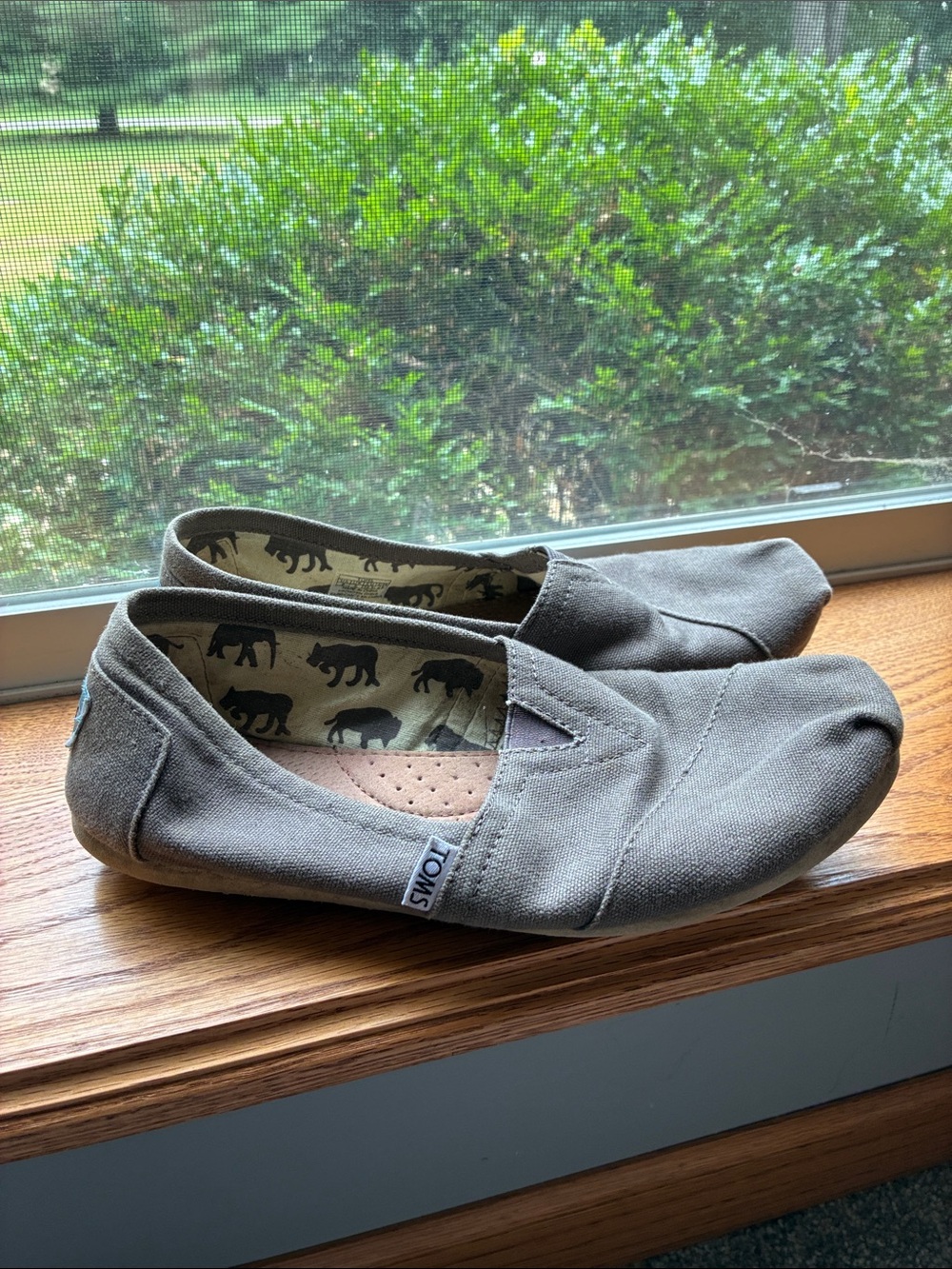 8w Toms Slip-On Canvas Shoes in Taupe with Elephant-Print Lining
